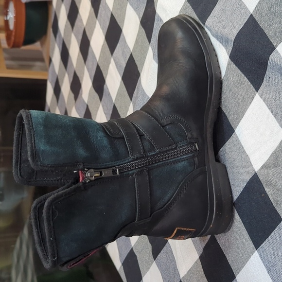 UGG Simmens Boots - Picture 4 of 9